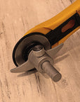 Rollschneider mit angebrachter Zuschneidehilfe