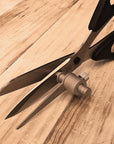 Stoffschere mit angebrachter Zuschneidehilfe